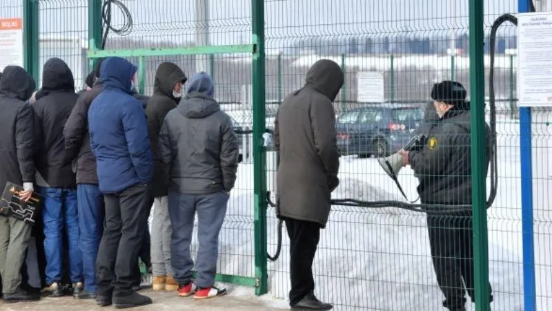Полиция Санкт-Петербурга задержала  два десятка мигрантов за время рейда по овощебазам