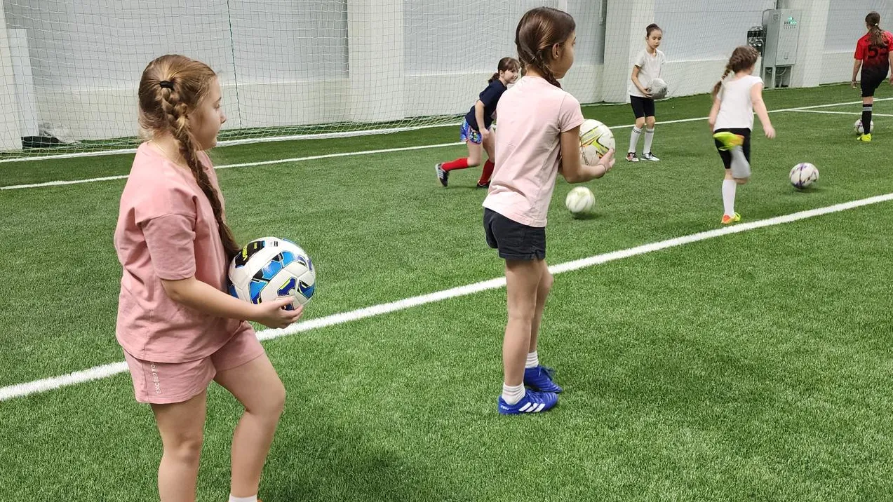 Медиа: Наталия Надточая / Уникальная футбольная команда девочек тренируется в новом манеже