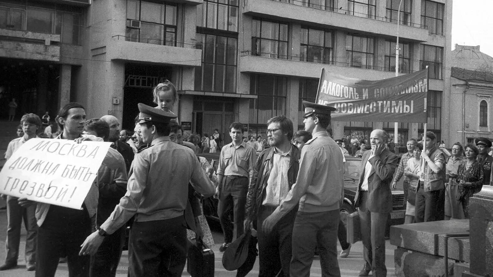 Антиалкогольная демонстрация на Пушкинской площади, Москва. Андрей Столяров