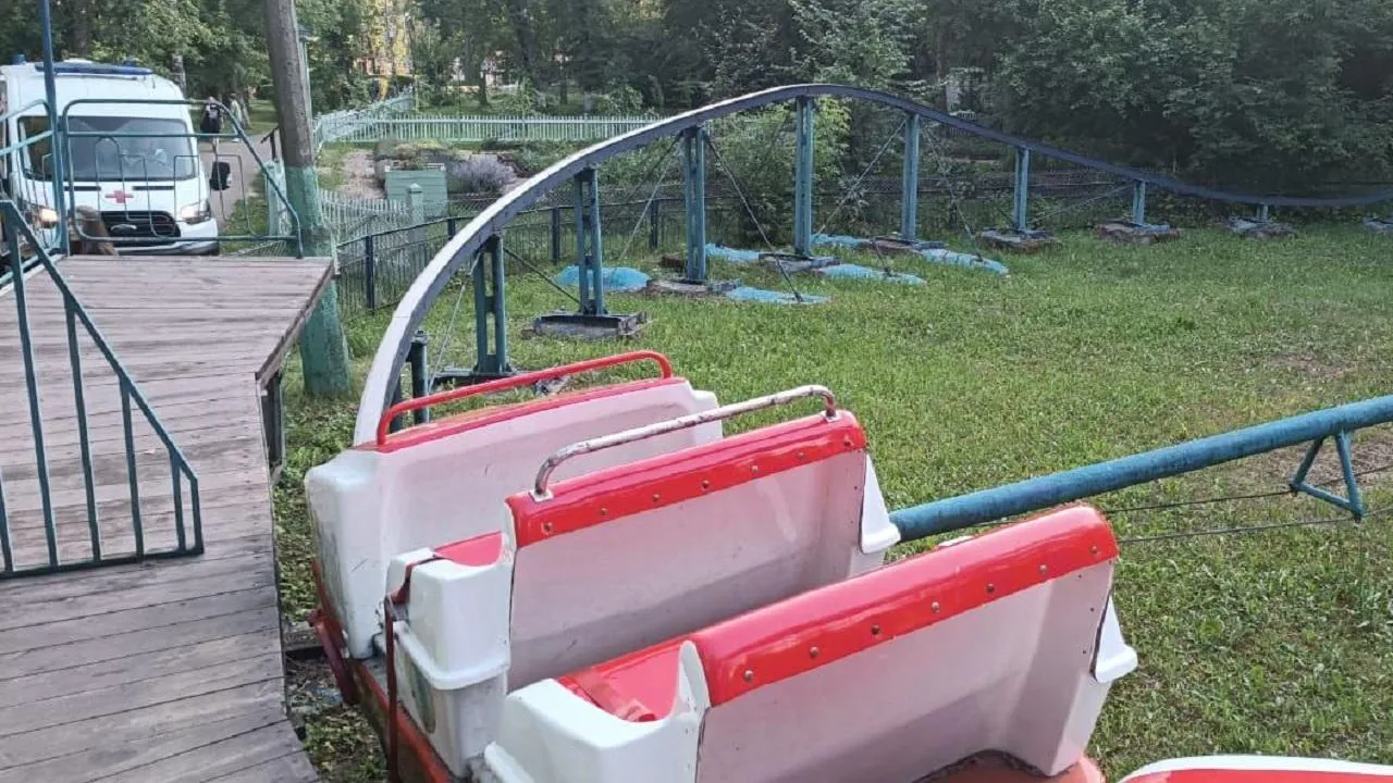 Появились кадры падения кабины аттракциона с людьми в Орехово-Зуево