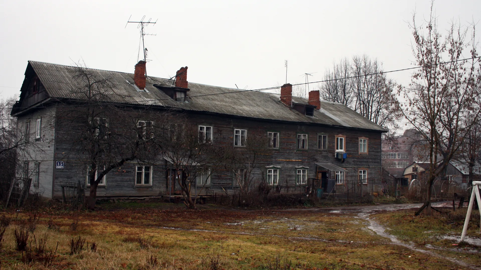 Два пожара, трещины и страх за детей: в центре Ханты-Мансийска люди до сих пор живут в полуразрушенных бараках