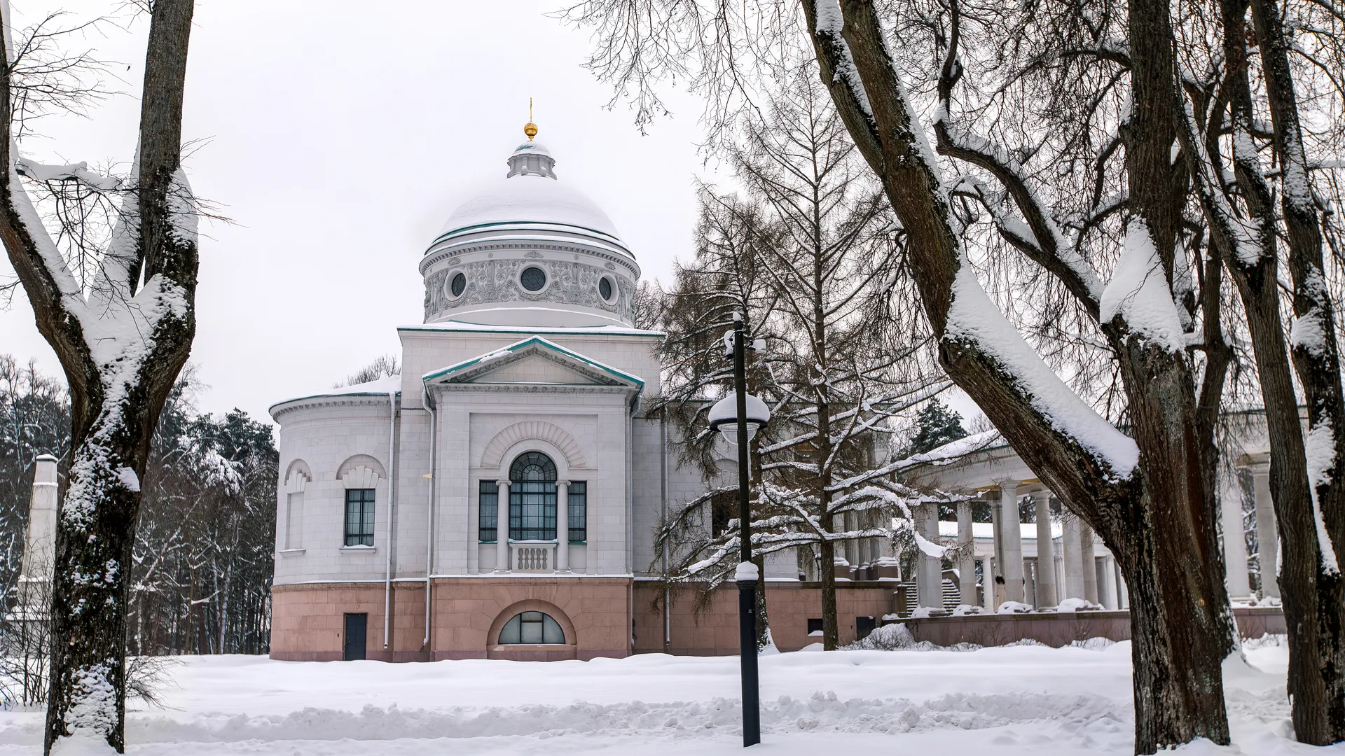 Храм Архангела Михаила у колоннады в музее-заповеднике «Архангельское» округа Красногорск