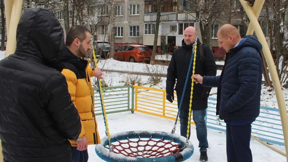 Антон Тропин проверяет отремонтированные качели. Фото: пресс-служба администрации г. о. Фрязино