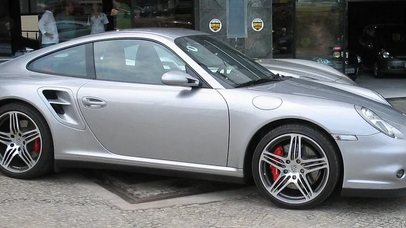 Спорткар «Порше 911» за 6 млн угнали на западе Москвы