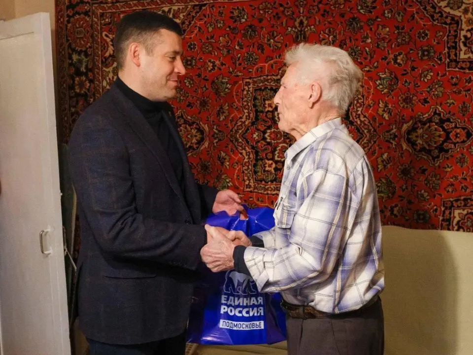 Григорий Артамонов вручил ветерану слуховой аппарат. Фото: пресс-служба администрации г.о. Подольск