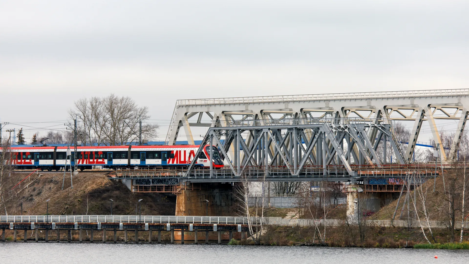 Дразнят смерть: зацеперы из Голицына облюбовали крыши электричек, чем пугают жителей
