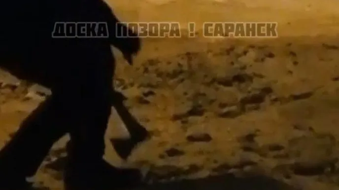 Житель, рубивший дорогу топором, удивил прохожих в Саранске
