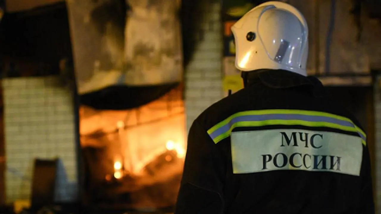 Поджог: в Кузбассе назвали причину ночного пожара в многоквартирном доме