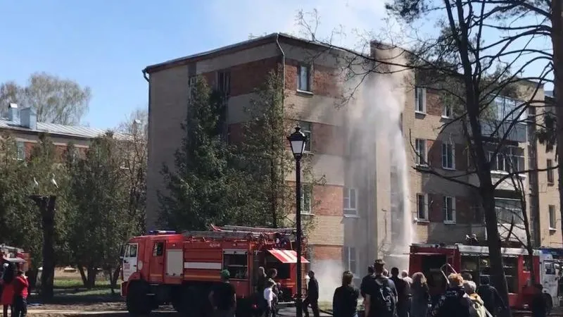 Пожарные в Монино вытащили ребенка из окна пылающей квартиры