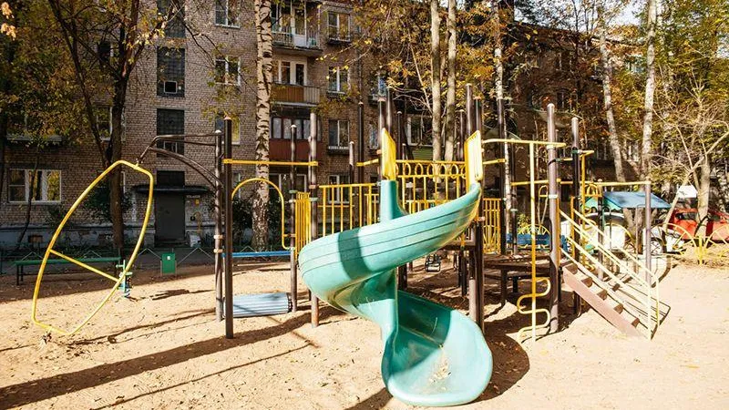 Максим Красноцветов проинспектировал содержание дворов на двух улицах в Пушкино
