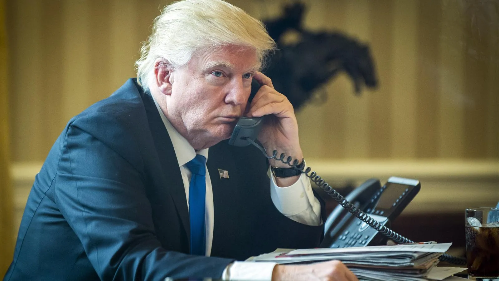 Президент США Дональд Трамп в Овальном кабинете разговаривает по телефону с президентом России Владимиром Путиным, 28 января 2017 года. Pete Marovich