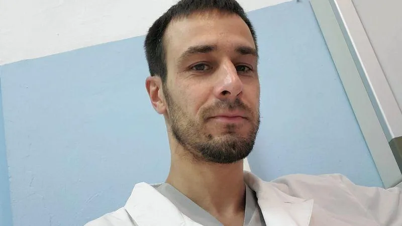 «Коллеги невзлюбили»: врачи хотели признать хирурга шизофреником из-за того, что он попросил халат