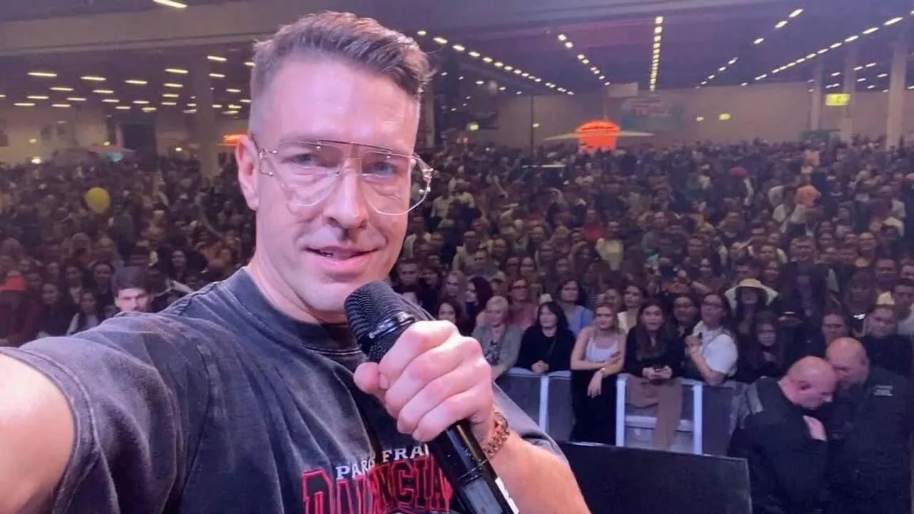 Соцсети Алекса Лесли