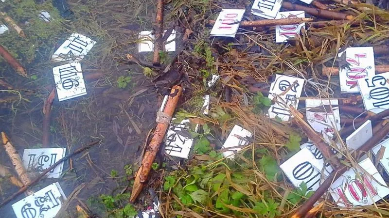 В Озерах любители спортивной рыбалки устроили помойку на местном водоеме 