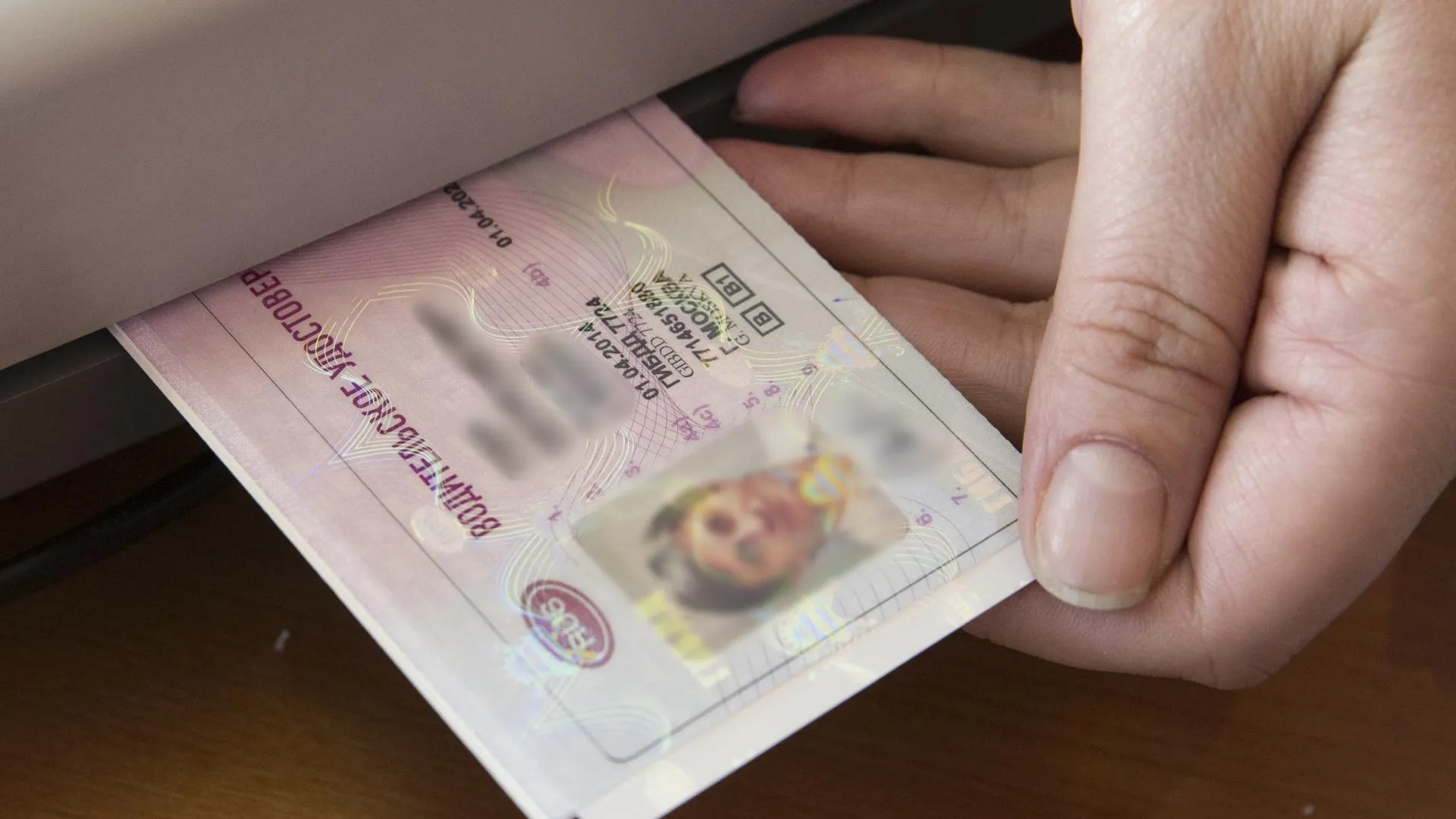 Эксперт напомнил водителям, чьи права станут недействительными в новом году