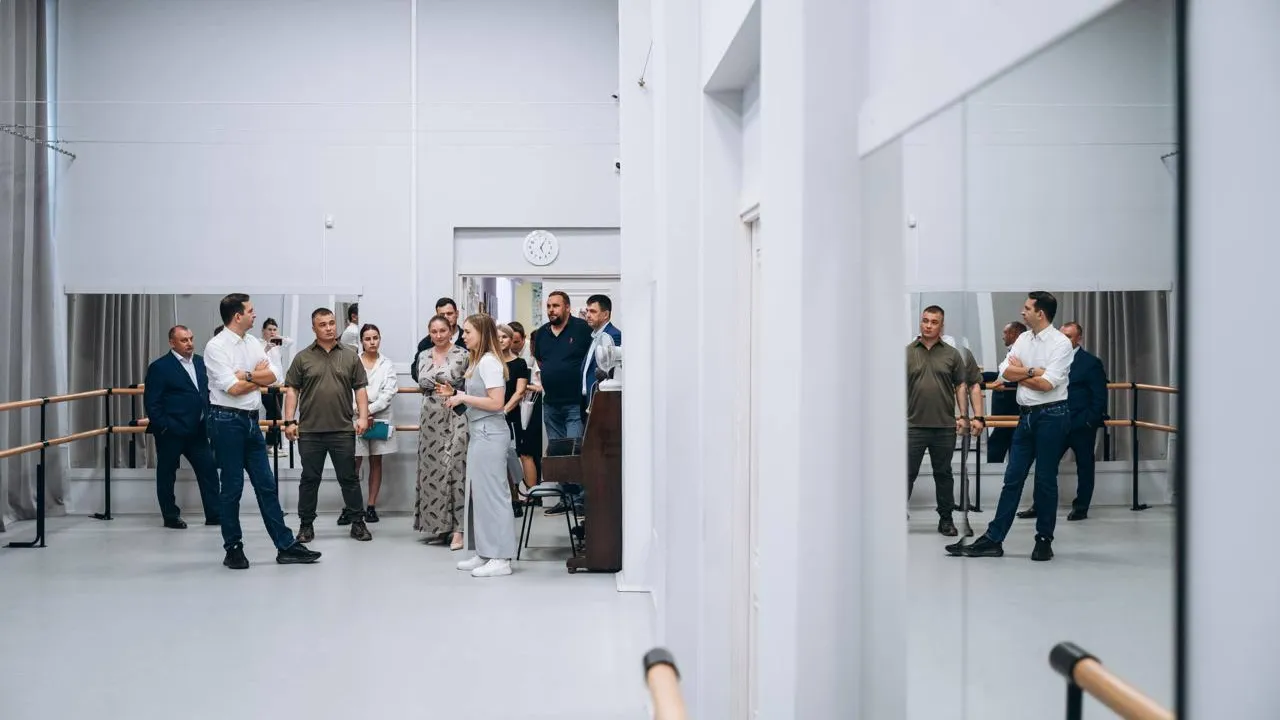 Глава Щелково Андрей Булгаков вместе с участником СВО Иваном Попиком провели осмотр обновленного ДК «Заречный»
