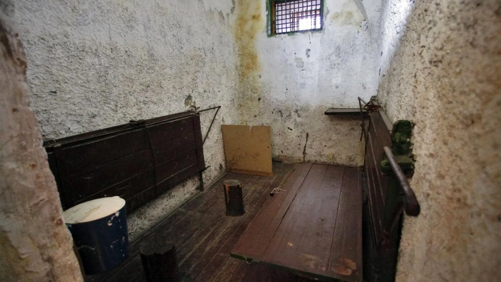 ШИЗО в колонии для пожизненного заключения на острове Огненный. Антон Денисов