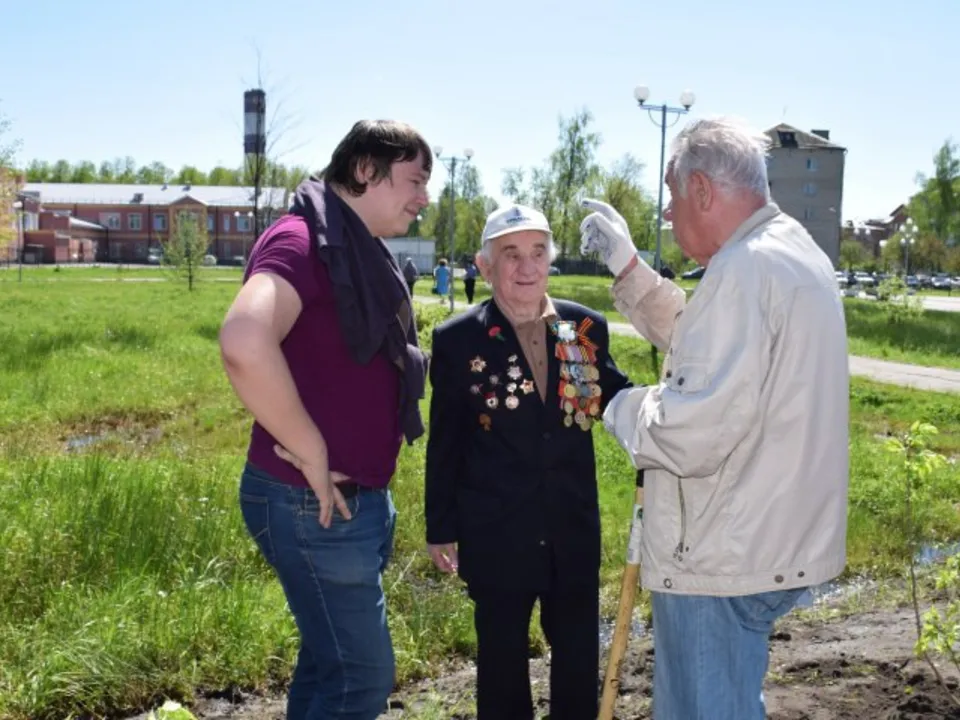 Александр Князев сажает&nbsp;«Лес Победы» в 2018 году. Фото: из личного архива семьи Князевых