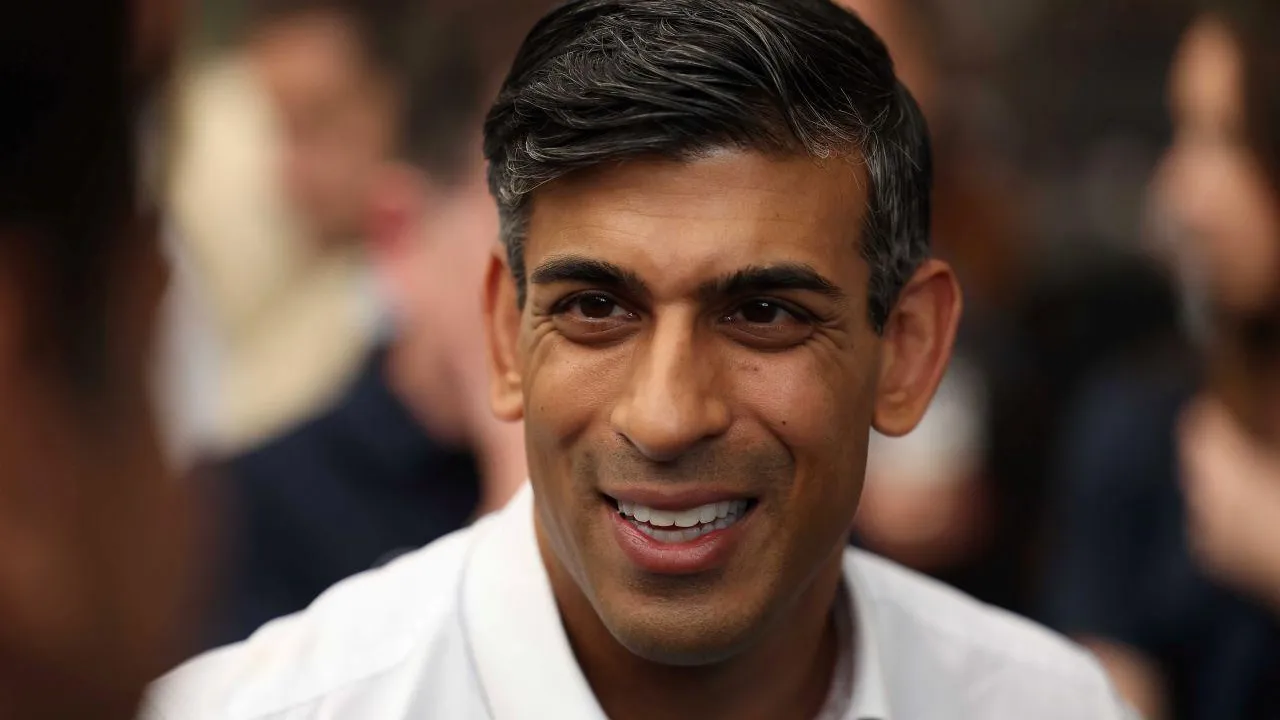 Протестующие гринписовцы забрались на крышу дома Сунака в Йоркшире