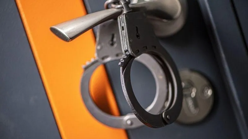 В Курганской области мужчина напал с палками на полицейский автомобиль 