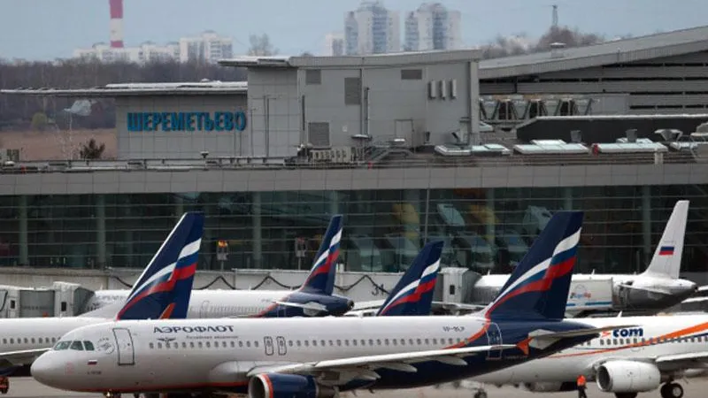 В столичных аэропортах из-за непогоды начали отменяться рейсы