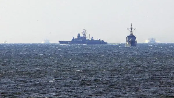 Латвия засекла у своих территориальных вод российские военные корабли