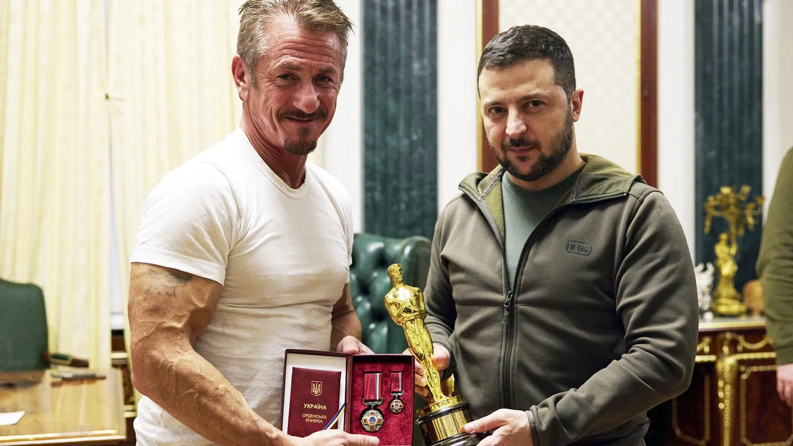 Американский актер Шон Пенн с орденом «За заслуги» III степени и президент Украины Владимир Зеленский со статуэткой премии «Оскар», Киев, 8 ноября 2022 года. Фото: Ukraine Presidency/Ukrainian Pre