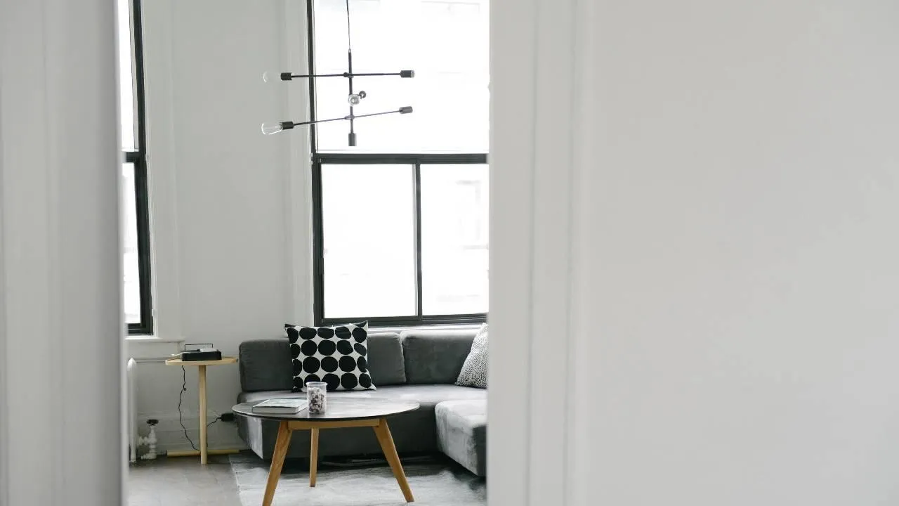 Стоял обнаженным у окна своей квартиры: жителю Кузбасса назначили штраф