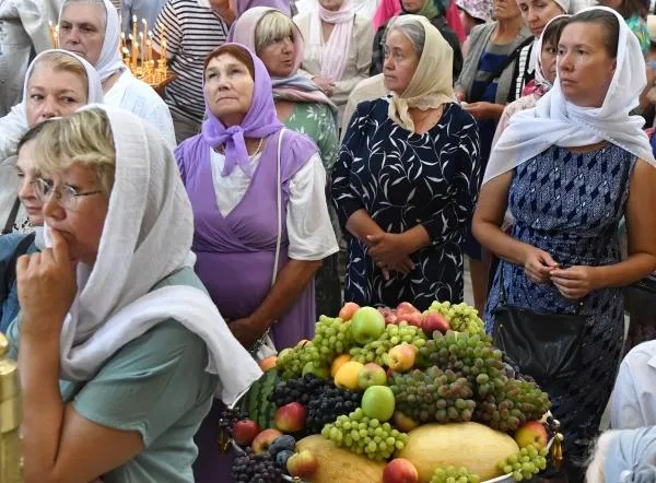 Верующие на первой Божественной литургии в Спасо-Преображенском кафедральном соборе во Владивостоке.