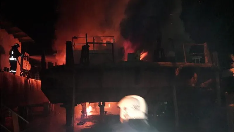 Баржа загорелась в порту промзоны под Лыткарино