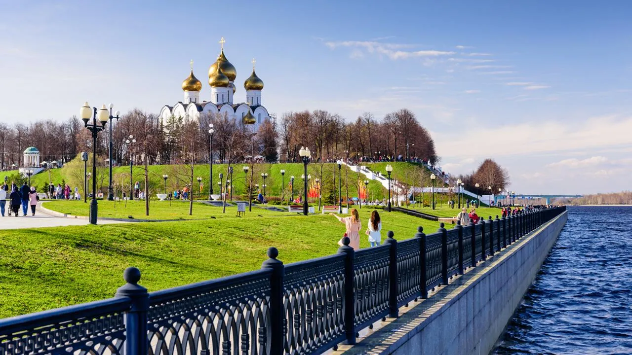 Бегство от черемуховых холодов: куда уехать из Москвы на майские праздники — недалеко и тепло