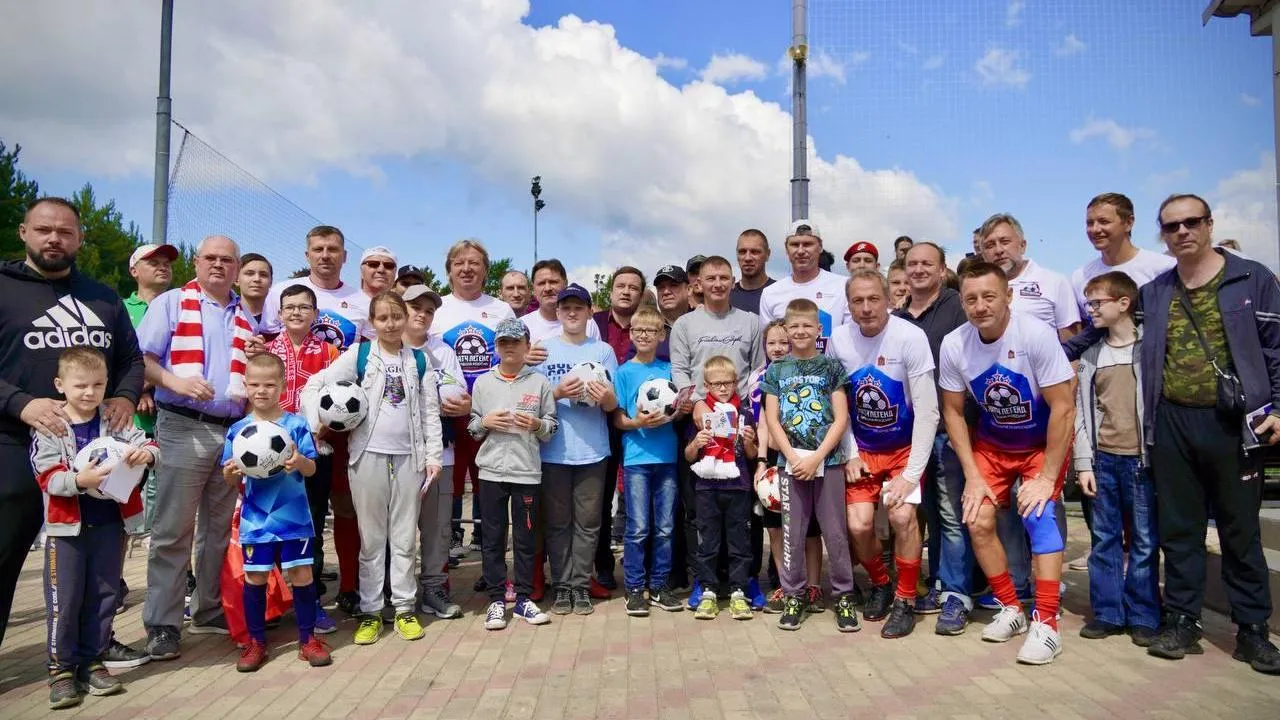 Ребята из проекта «Папа-наставник» встретились с отечественными футболистами на матчах «Выходи во двор»