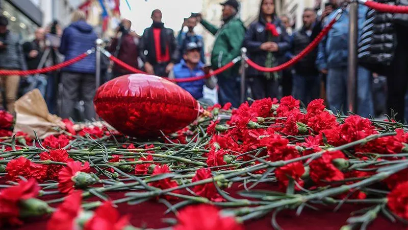 «На улицу теперь сложнее попасть»: жители Стамбула рассказывают, как переживают последствия теракта