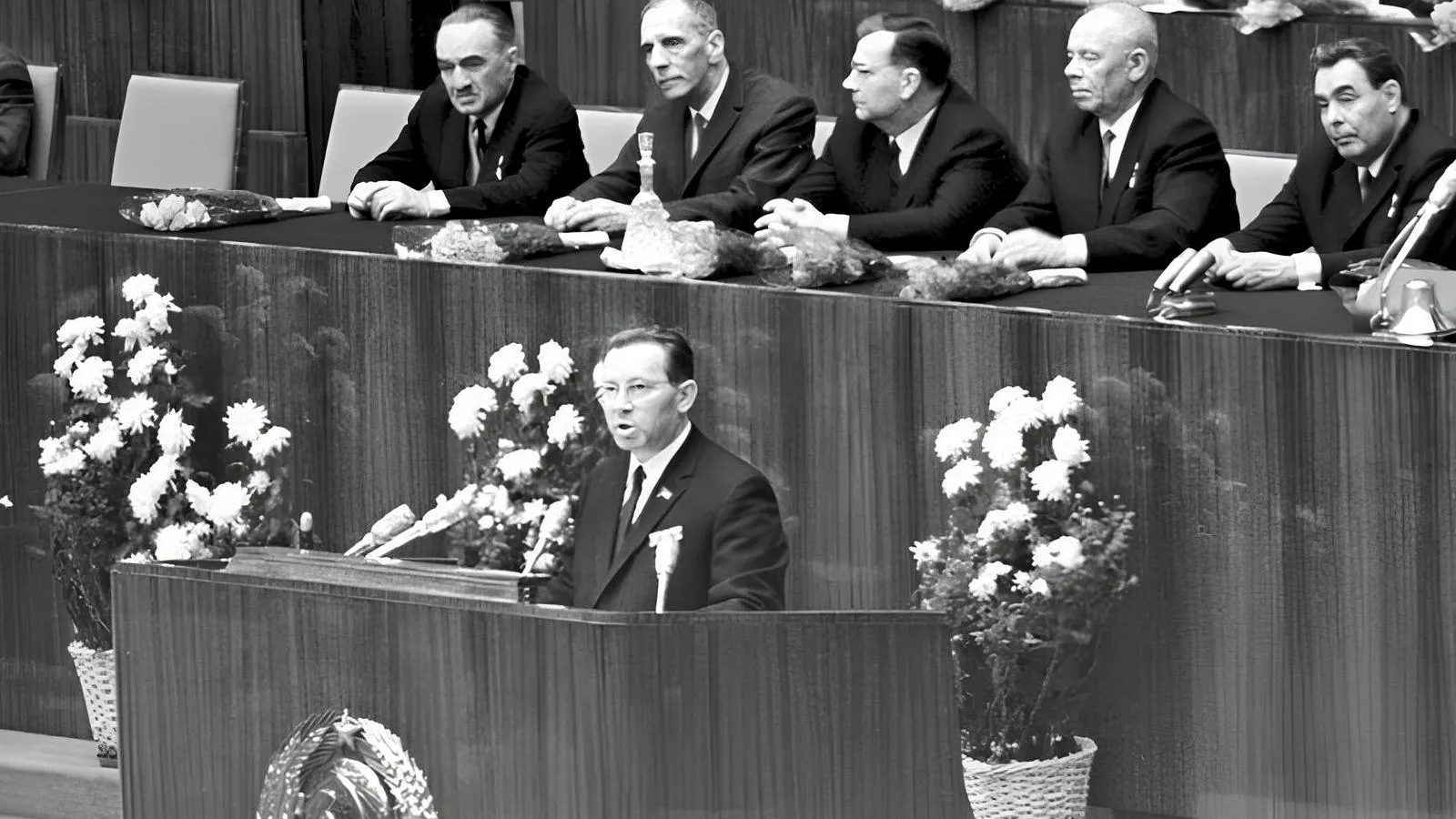 Николай Егорычев выступает на торжественном собрании, посвященном 25-летию разгрома фашистских войск под Москвой. Василий Носков