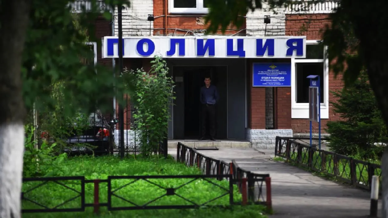 Бомж в полицейской форме устроил шоу на остановке в Кемерово