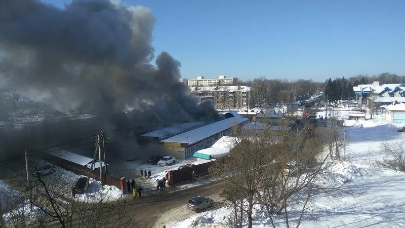 Пожар на рынке в Хотькове: загорелся целый ряд палаток