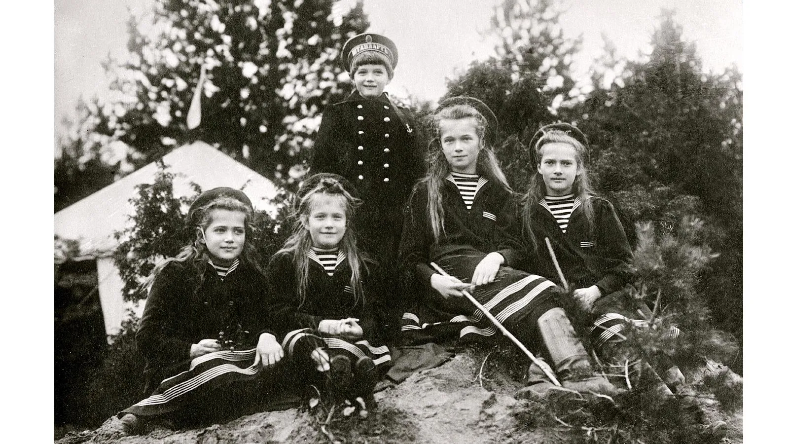 Слева направо: Мария, Анастасия, Алексей, Ольга и Татьяна, Финский залив, 1908 год