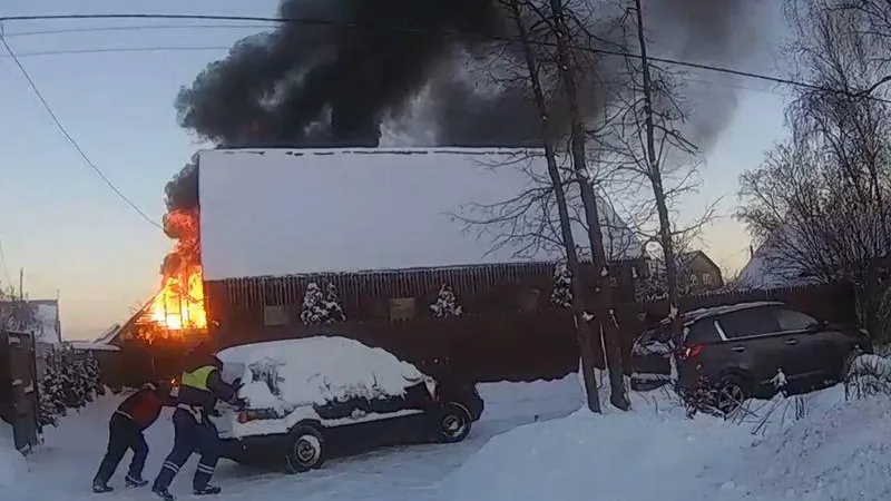 Инспекторы ДПС в Чехове помогли спасти авто и домашних птиц из пожара