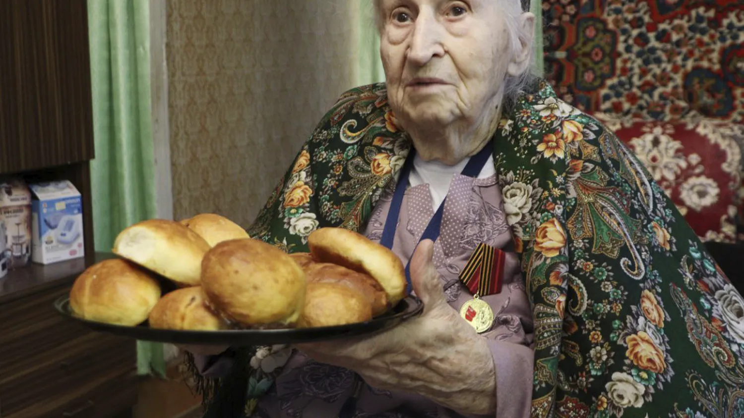 Труженица тыла Зоя Лютикова угощает главу округа пирожками. Фото: пресс-служба администрации г.о. Зарайск