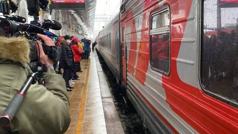 Первый поезд с беженцами прибыл в Подмосковье