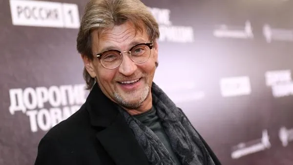 Домогаров удивил всех своим внешним видом на премьере Кончаловского