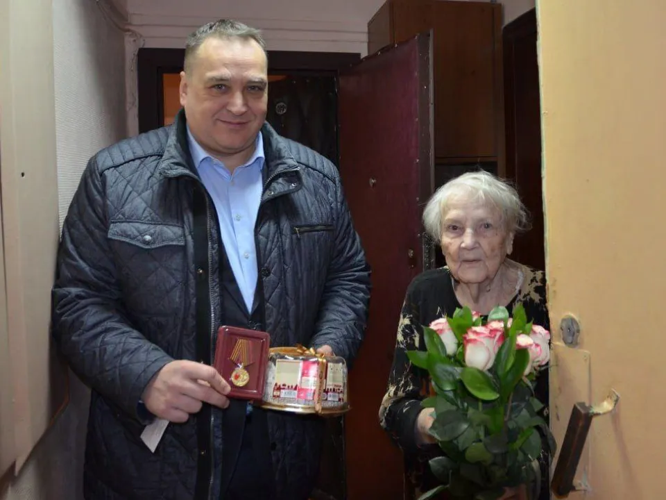 Председатель Совета депутатов Алексей Никулин с Марией Прокоповой. Григорий Артамонов&nbsp;