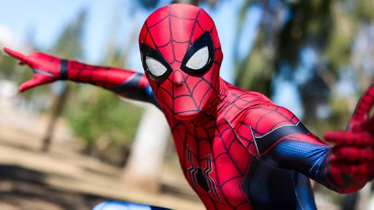 «Человек-паук» из Росфинмониторинга: мошенники для обмана Долиной использовали фото двойника Тома Холланда