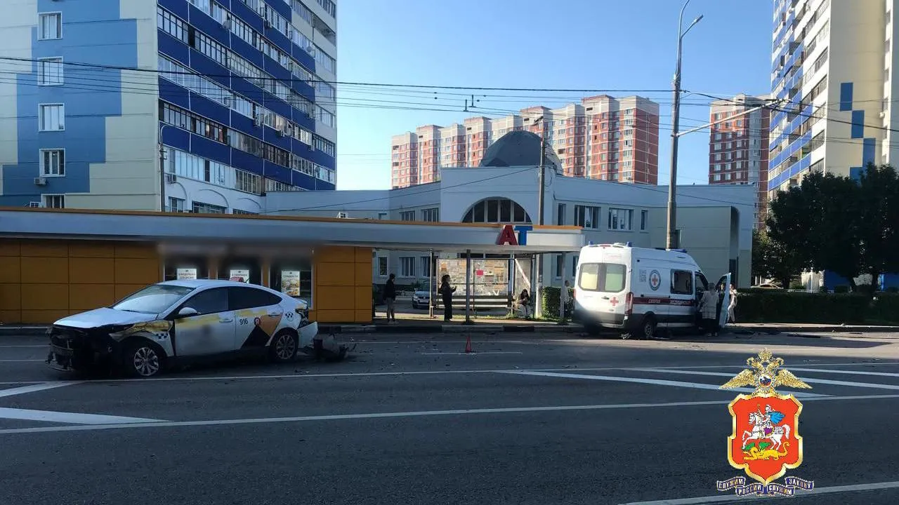 Автомашина скорой помощи столкнулась с легковым автомобилем в подмосковном Подольске