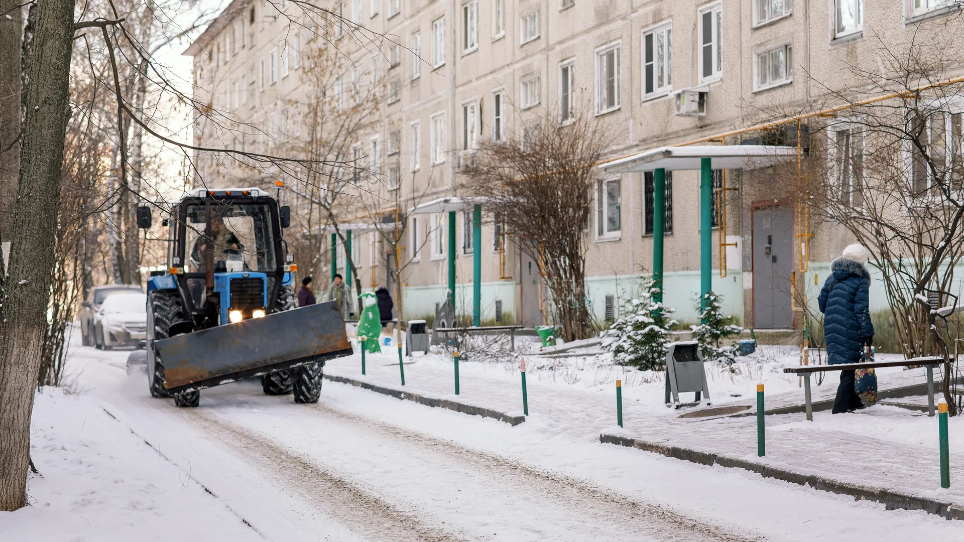 Уборка территории дворов от снега в Балашихе