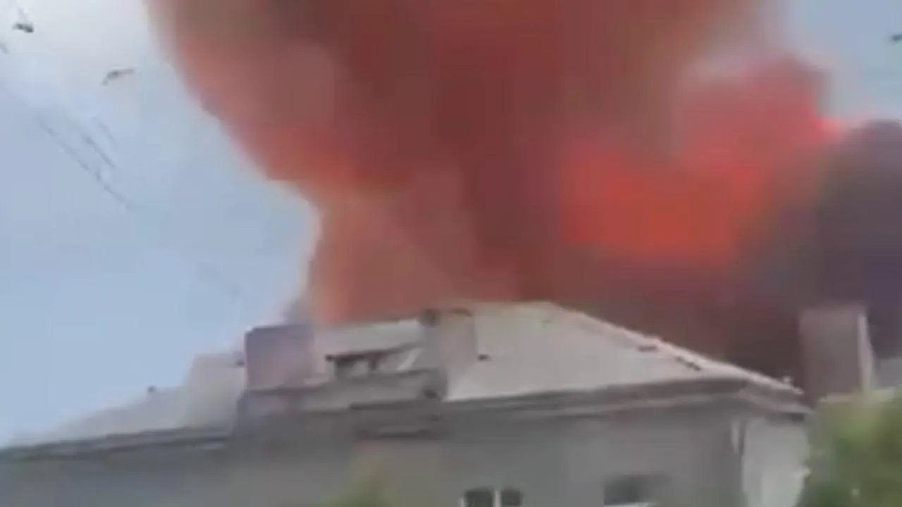 Зеленский подтвердил взрывы в здании СБУ в Сумах