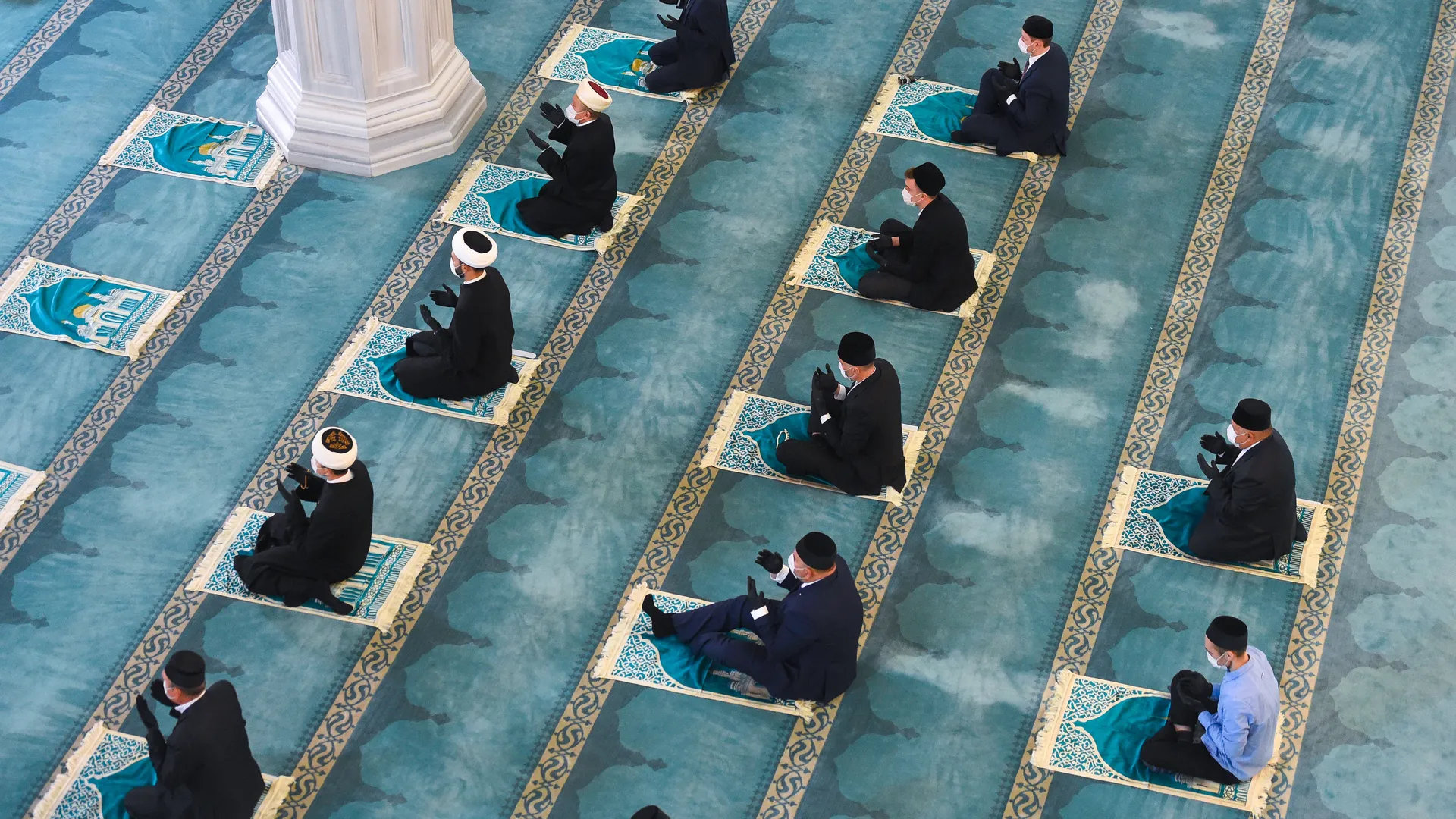 Утренняя молитва по случаю праздника Курбан-Байрам