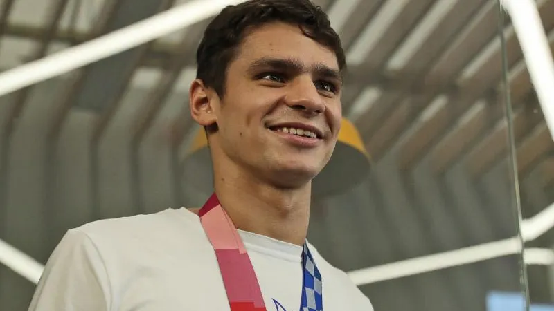 Двукратного олимпийского чемпиона Евгения Рылова встретили кошачьим флешмобом в аэропорту Шереметьево 