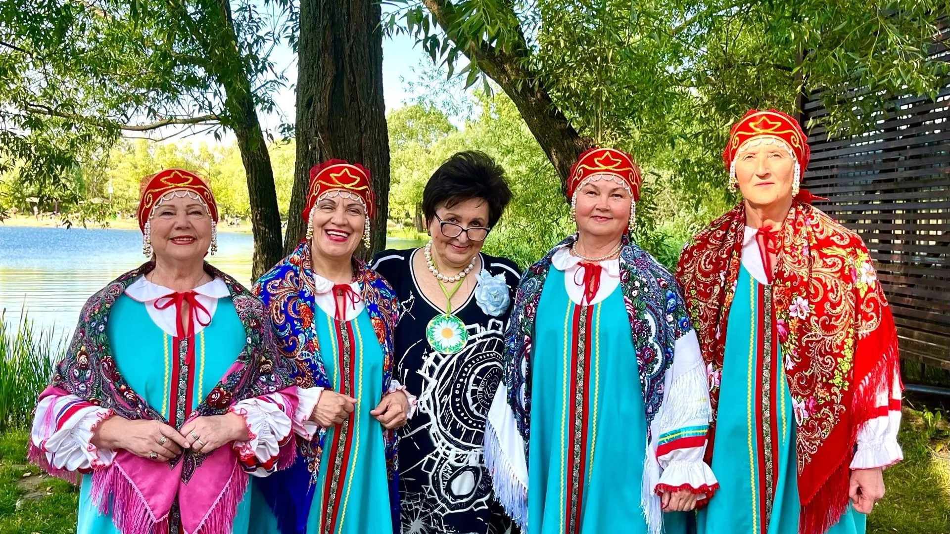 Людмила Борзенкова (в центре)