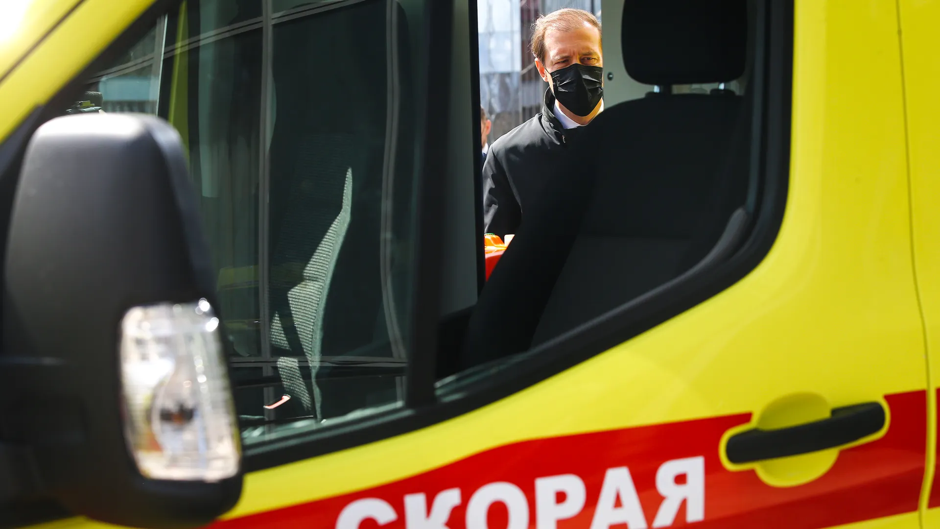 Вручение губернатором Подмосковья сертификатов на получение реанимобилей руководителям подстанций скорой медицинской помощи региона
